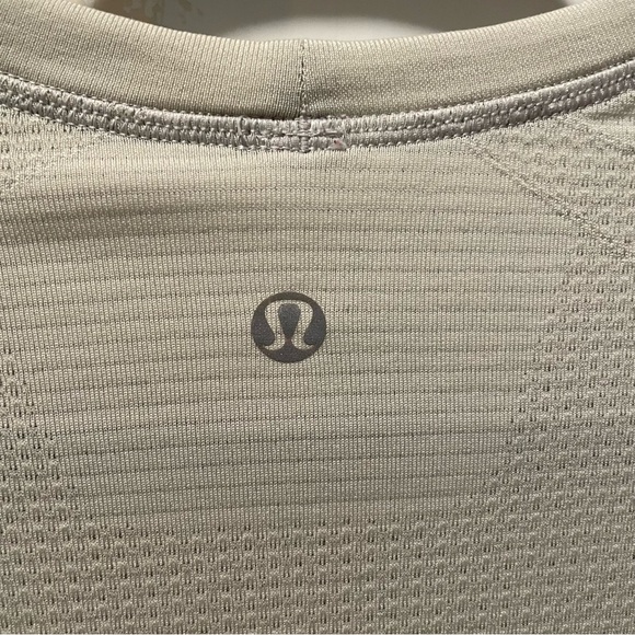 Lululemon Medium Metal Vent Tech Pastel Green - Picture 3 of 4